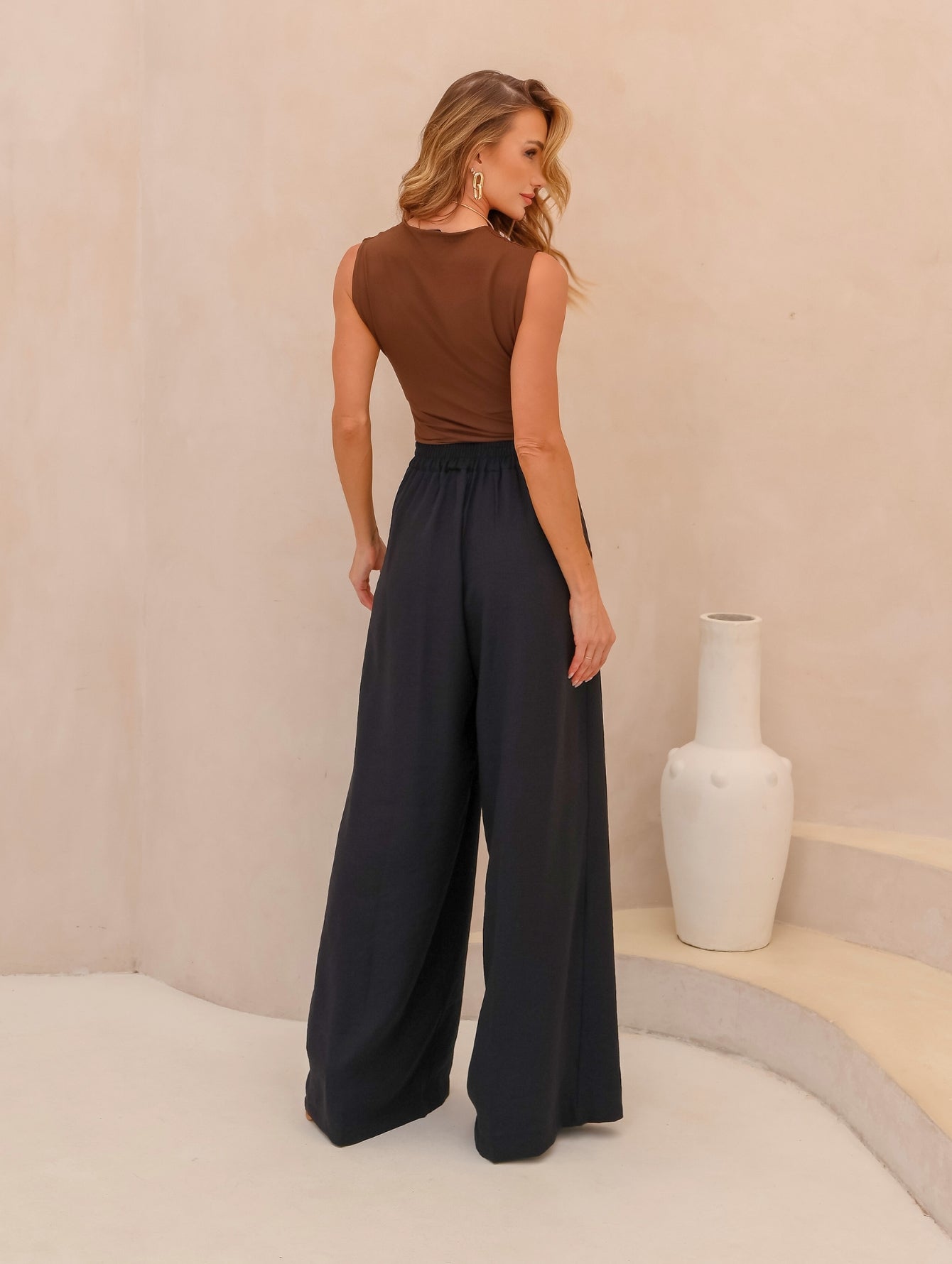 Calça Pantalona Alfaiataria Cintura Alta com Elástico e Bolso Lateral Carmela