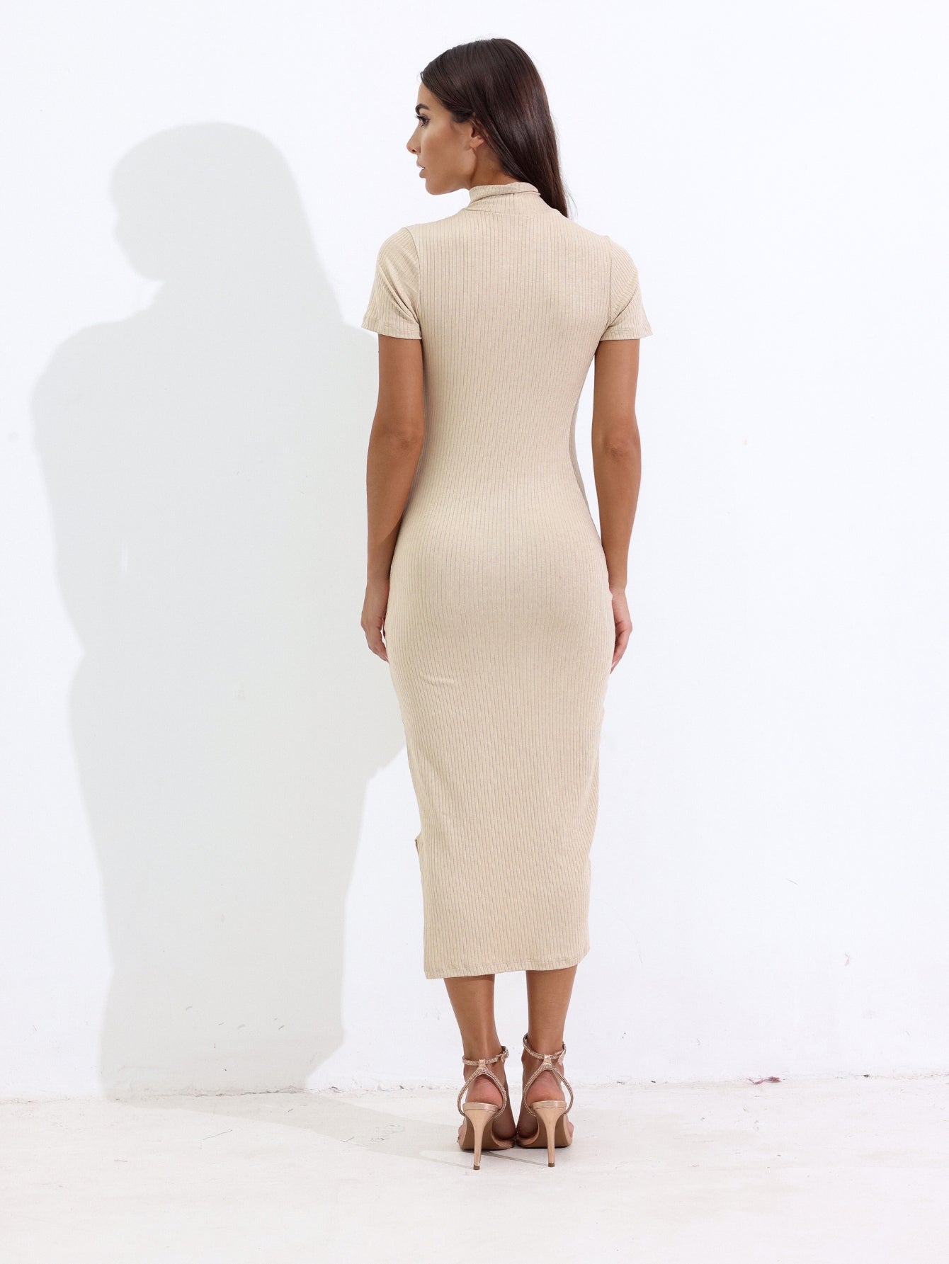 Vestido Midi Gola Alta Canelado com Fenda Lateral Cacharrel Mariah