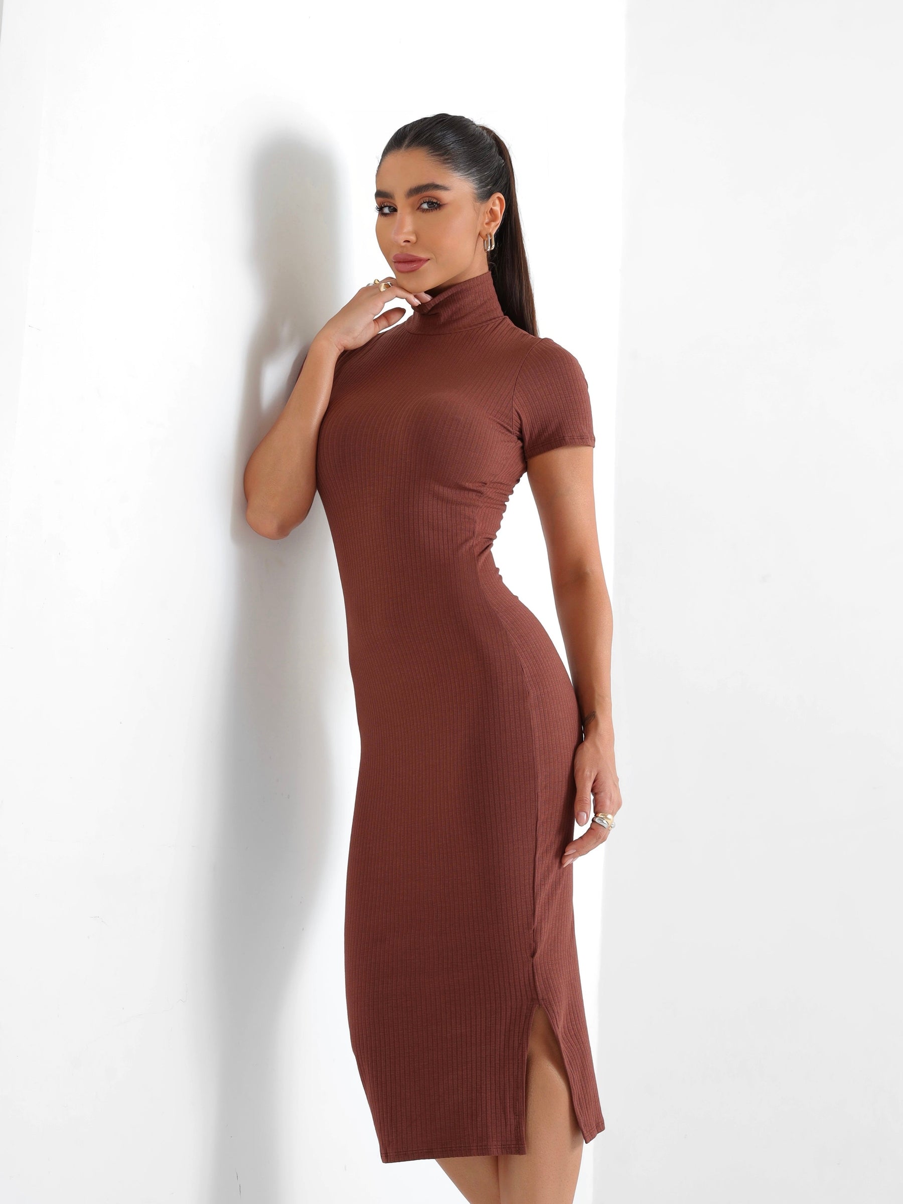 Vestido Midi Gola Alta Canelado com Fenda Lateral Cacharrel Mariah