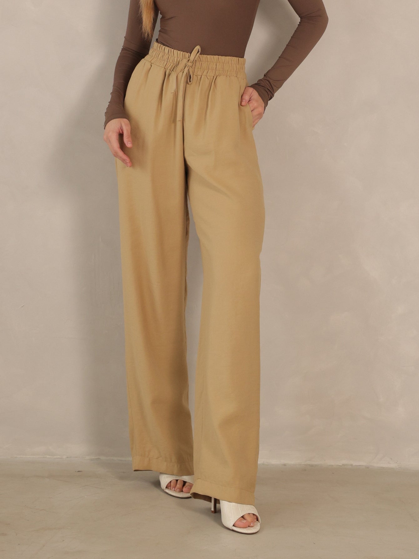 Calça Reta Alfaiataria Dominique com Elástico – Mariana