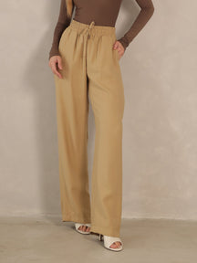 Calça Reta Alfaiataria Dominique com Elástico – Mariana