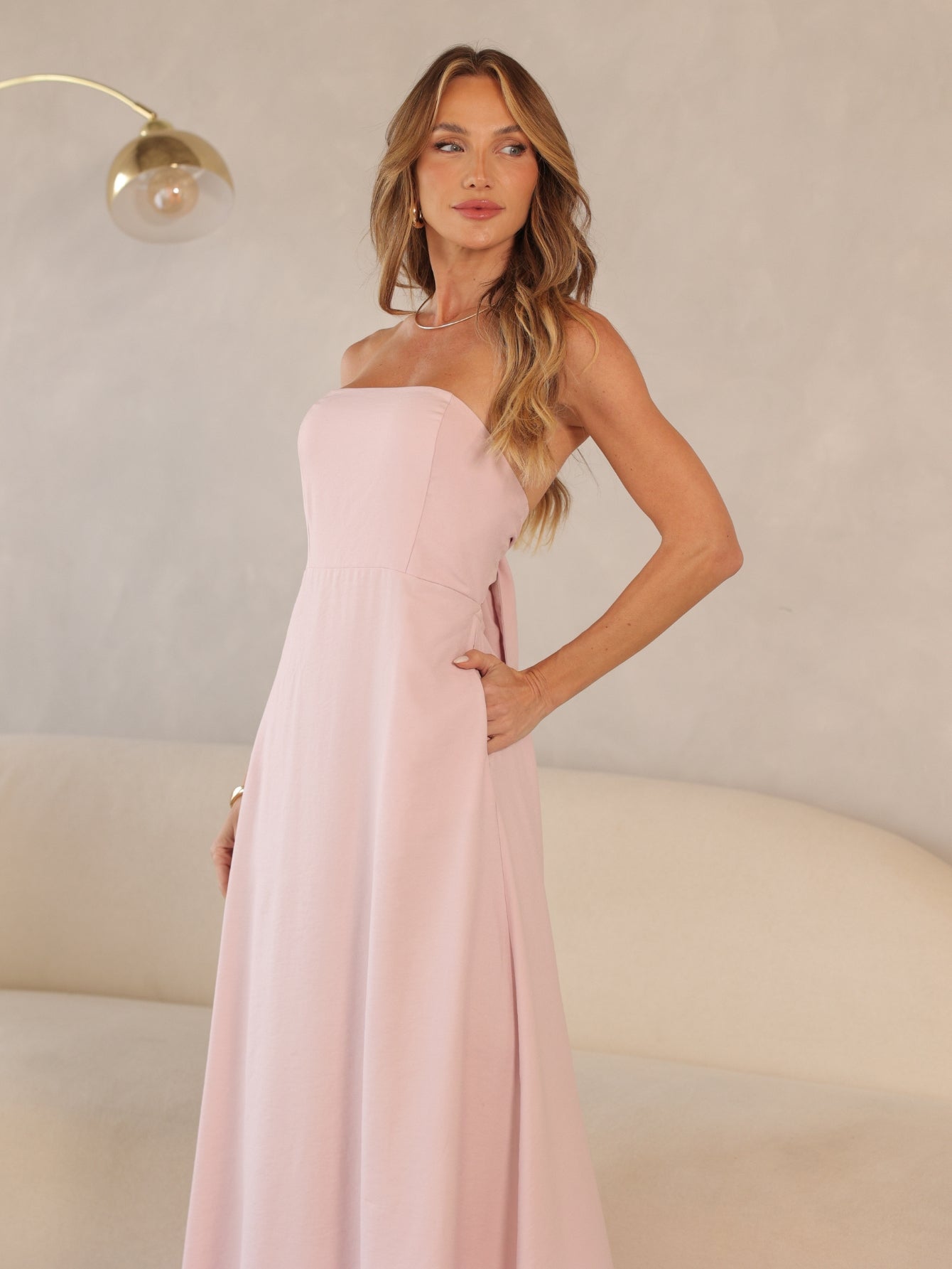 Vestido Longo Mayara em Alfaiataria Sensoriale – Tomara que Caia com Laço nas Costas