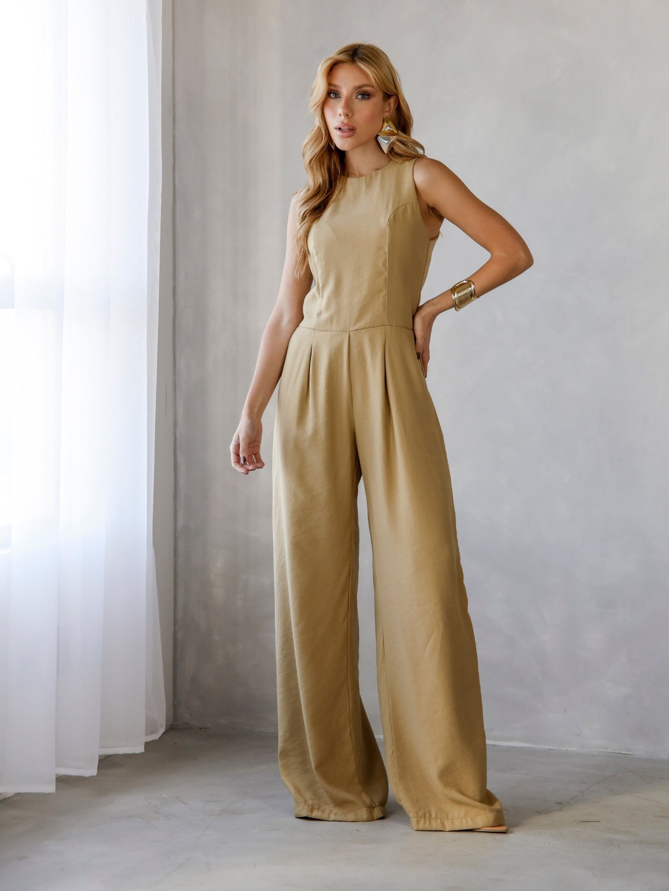 Macacão Feminino Alfaiataria Débora com Bolsos Laterais e Zíper nas Costas