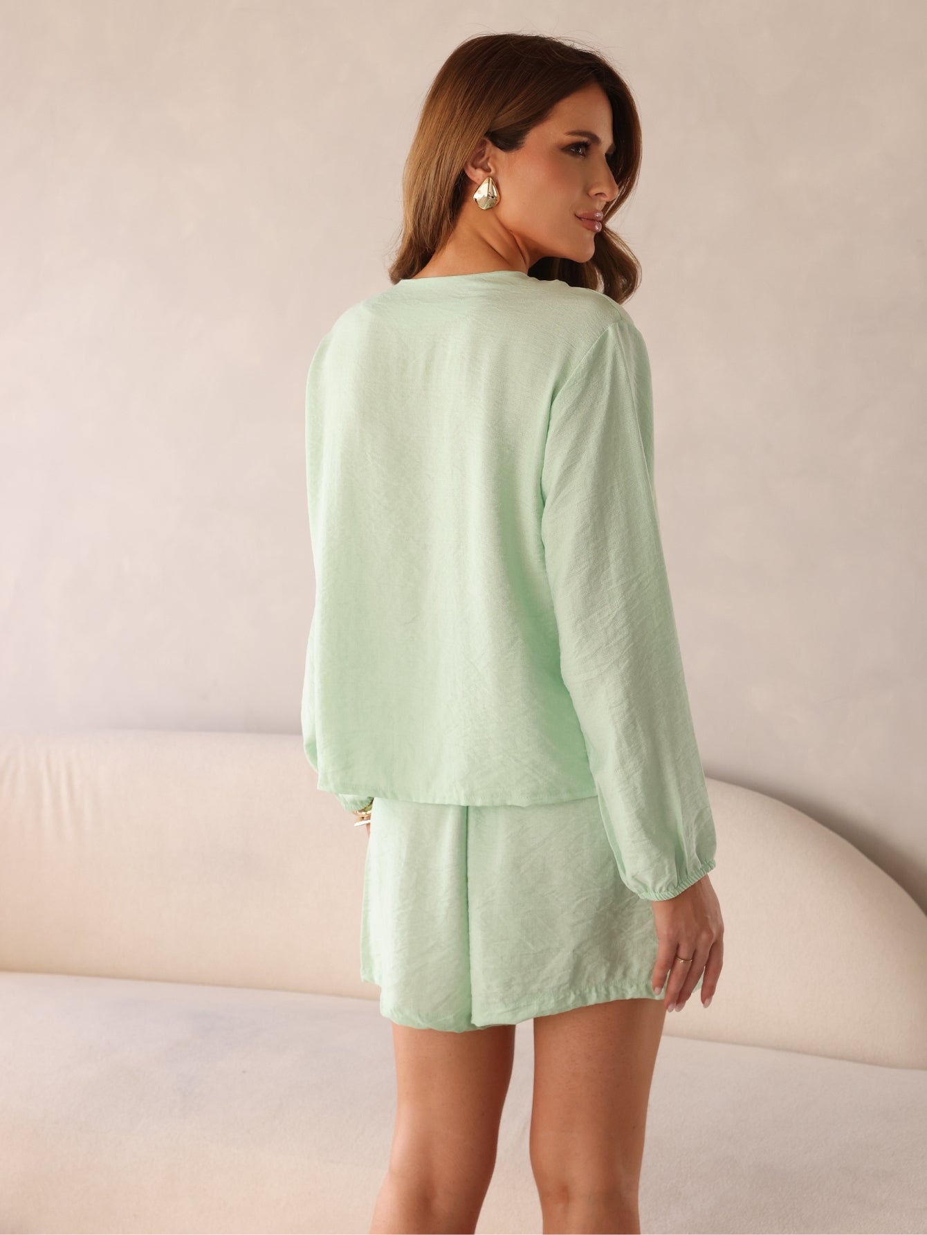 Conjunto Laura viscose texturarizada com shorts básico bolsos laterais e blusa com manga longa laços busto leves