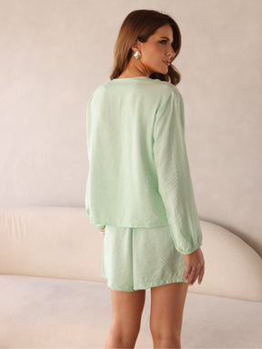 Conjunto Laura viscose texturarizada com shorts básico bolsos laterais e blusa com manga longa laços busto leves