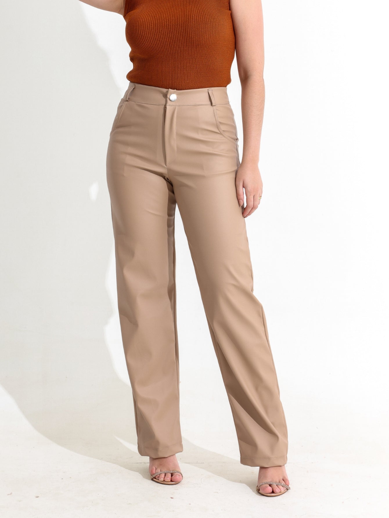 Calça Reta Feminina em Couro Sintético Jaque