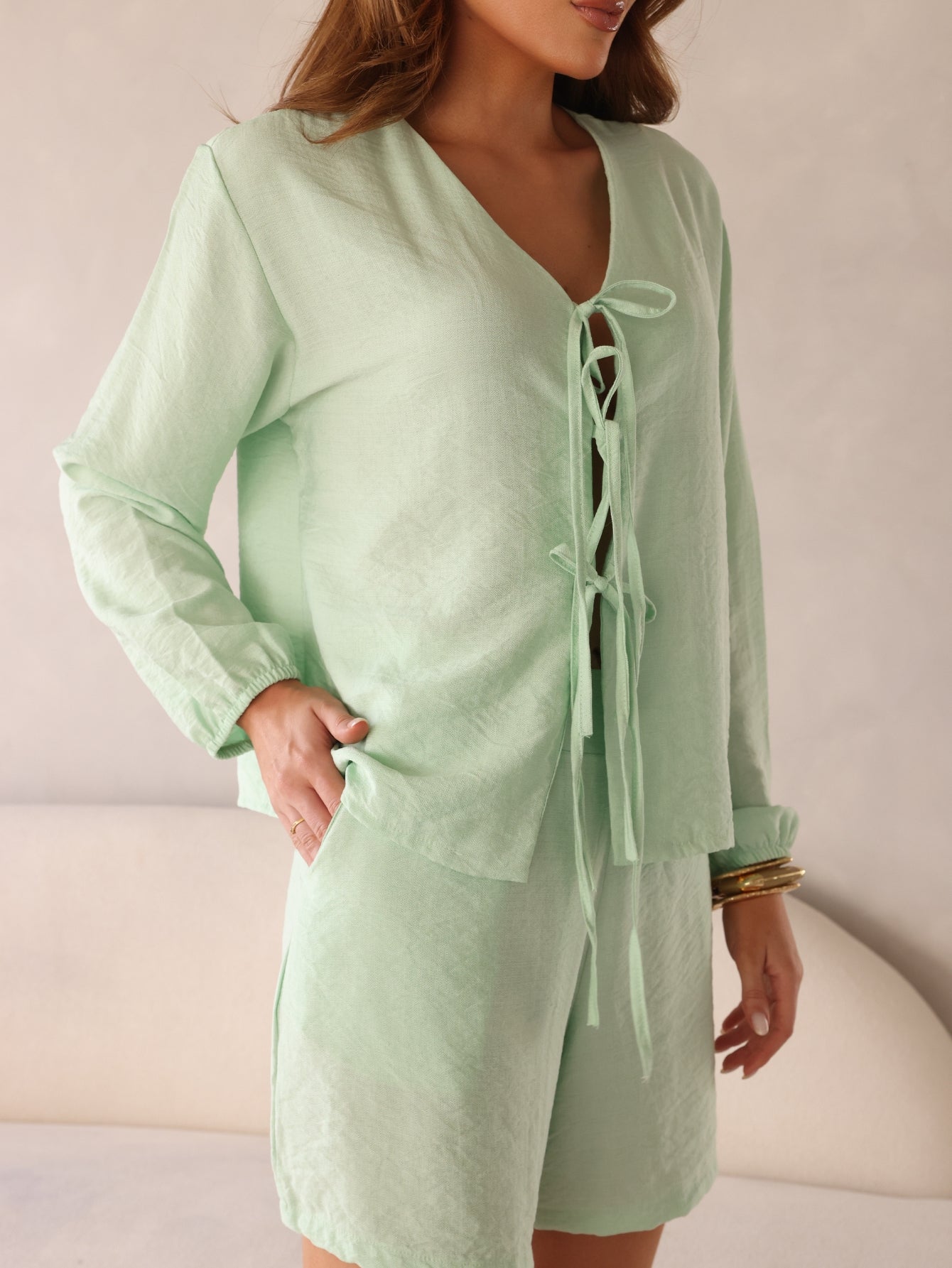 Conjunto Laura viscose texturarizada com shorts básico bolsos laterais e blusa com manga longa laços busto leves