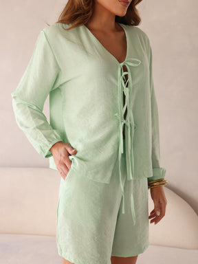 Conjunto Laura viscose texturarizada com shorts básico bolsos laterais e blusa com manga longa laços busto leves