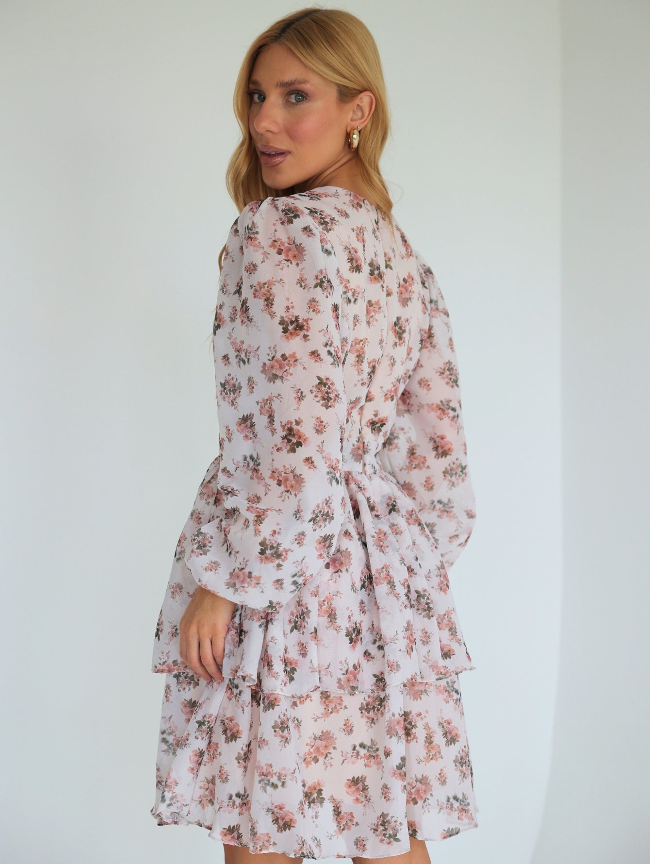 Vestido Floral com Decote V e Saia Duas Marias Cleo