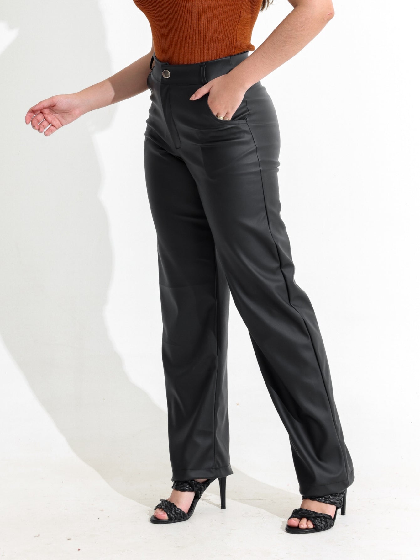 Calça Reta Feminina em Couro Sintético Jaque