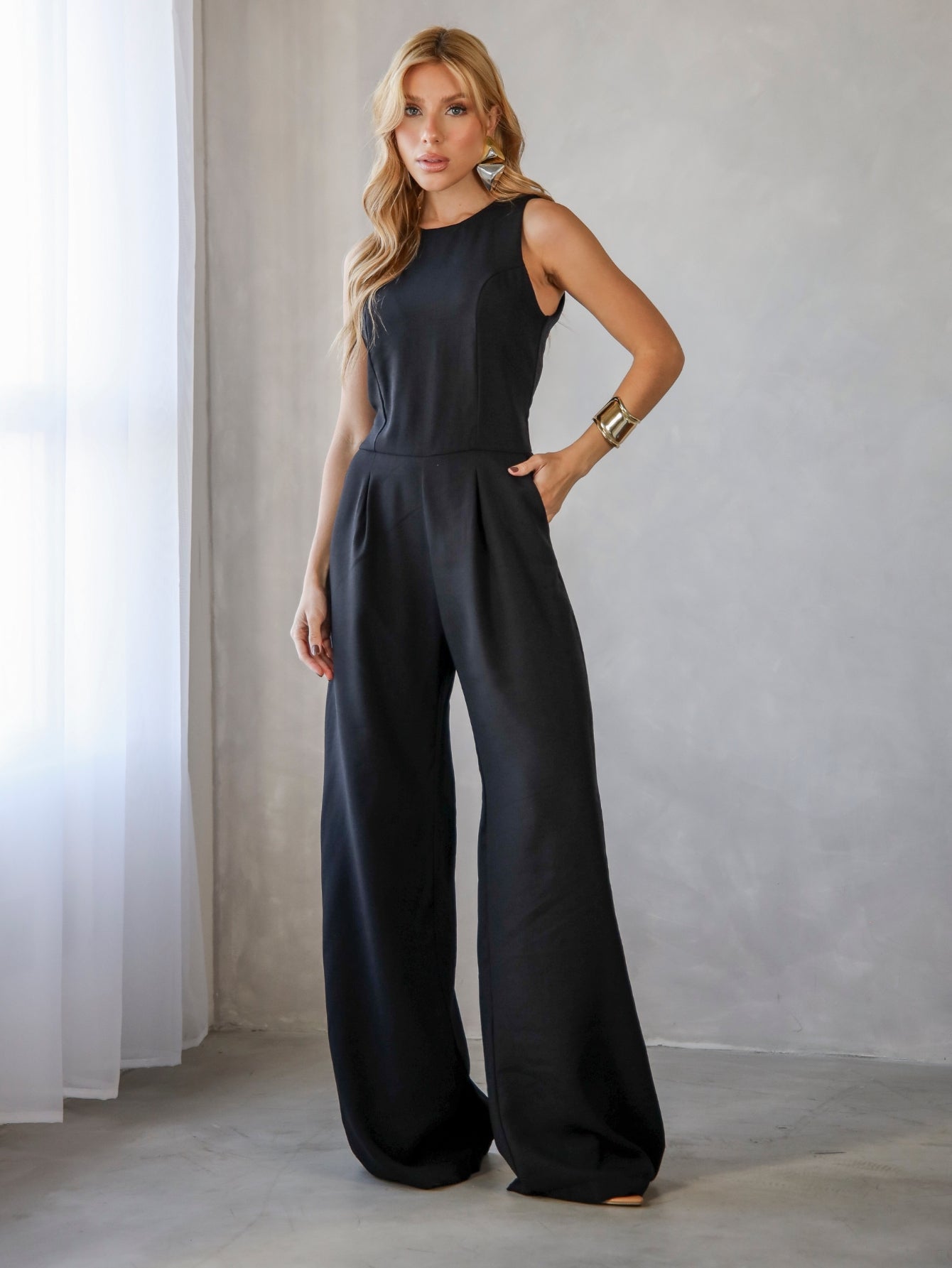 Macacão Feminino Alfaiataria Débora com Bolsos Laterais e Zíper nas Costas