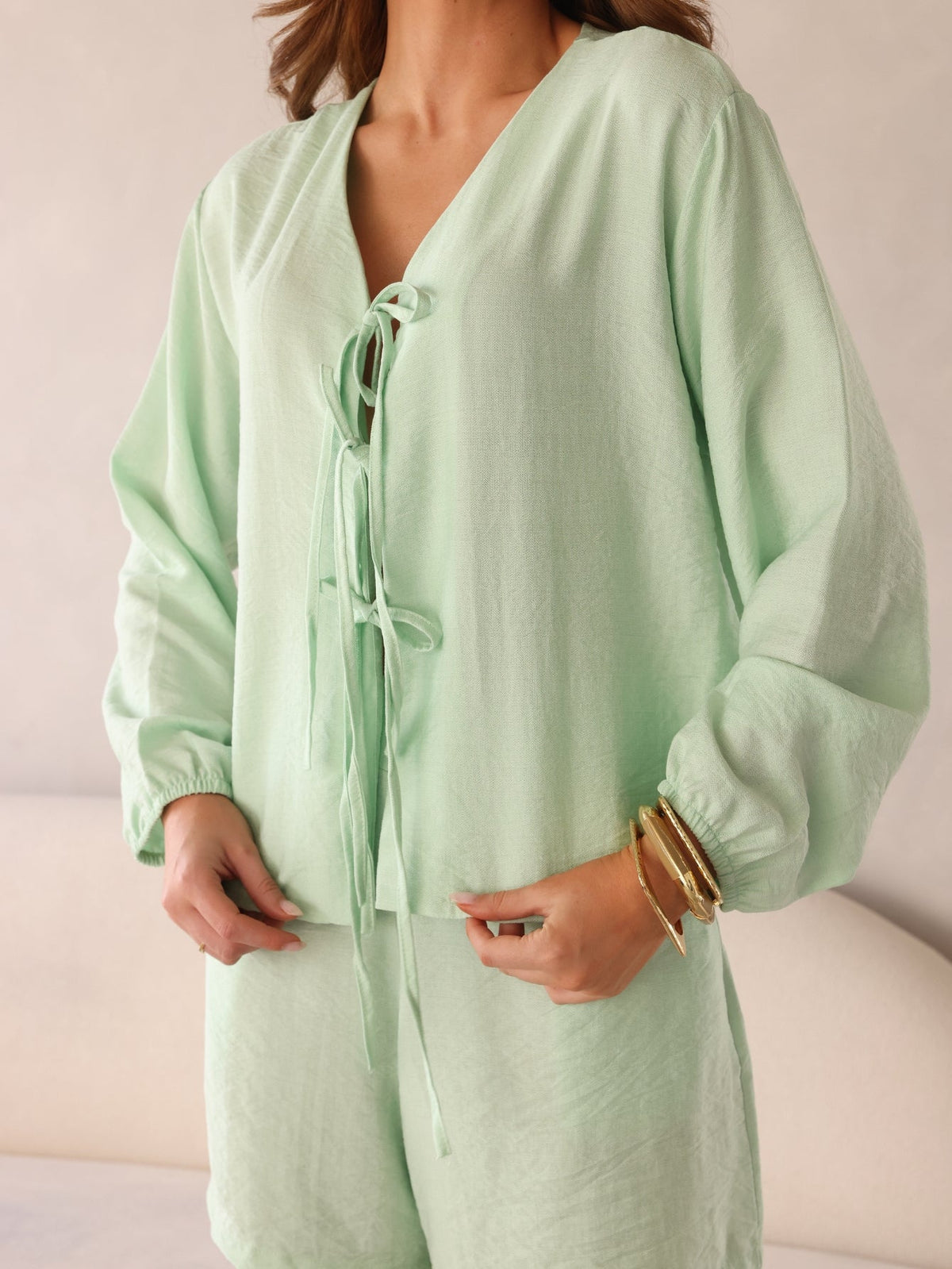 Conjunto Laura viscose texturarizada com shorts básico bolsos laterais e blusa com manga longa laços busto leves