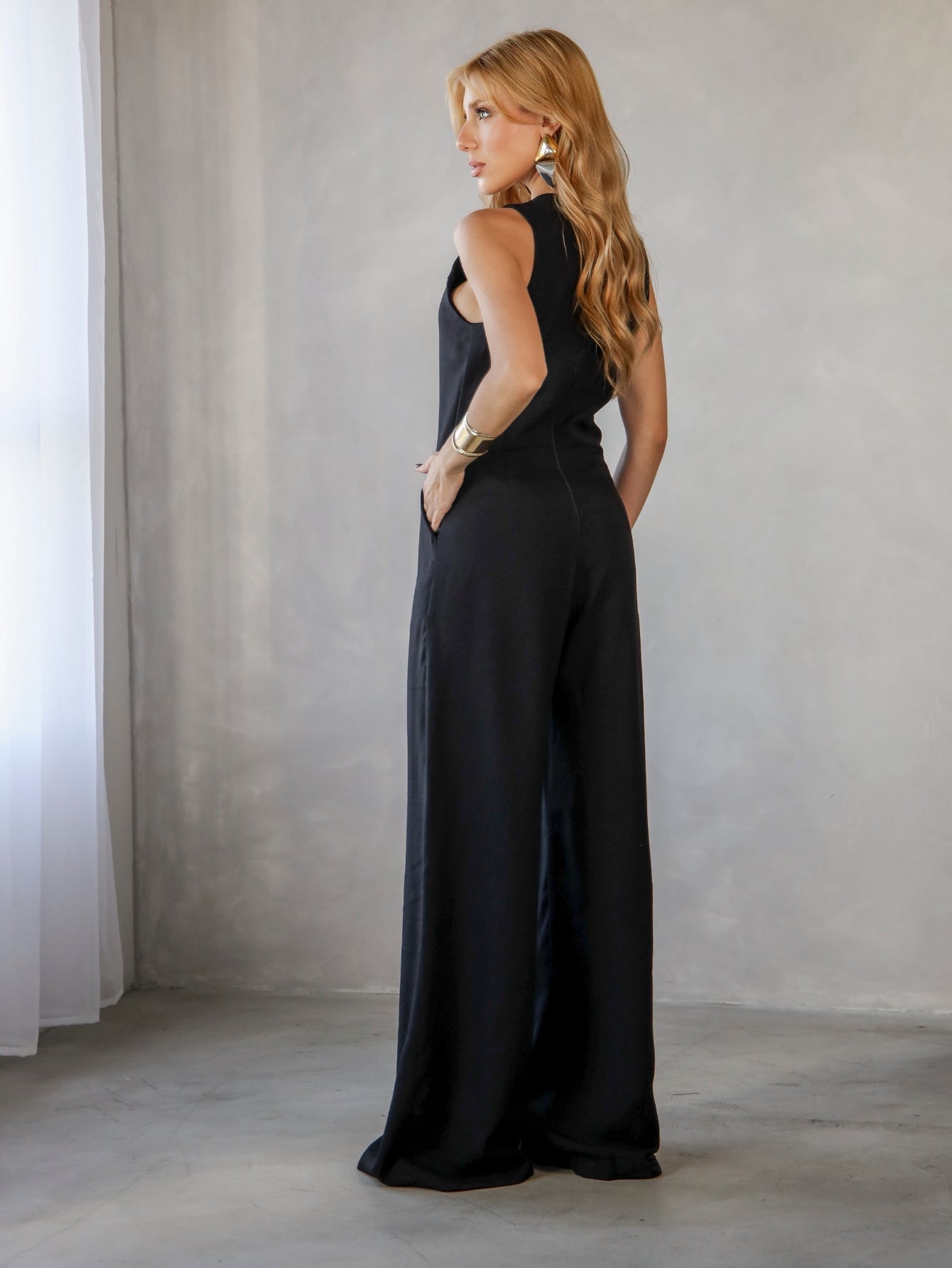 Macacão Feminino Alfaiataria Débora com Bolsos Laterais e Zíper nas Costas