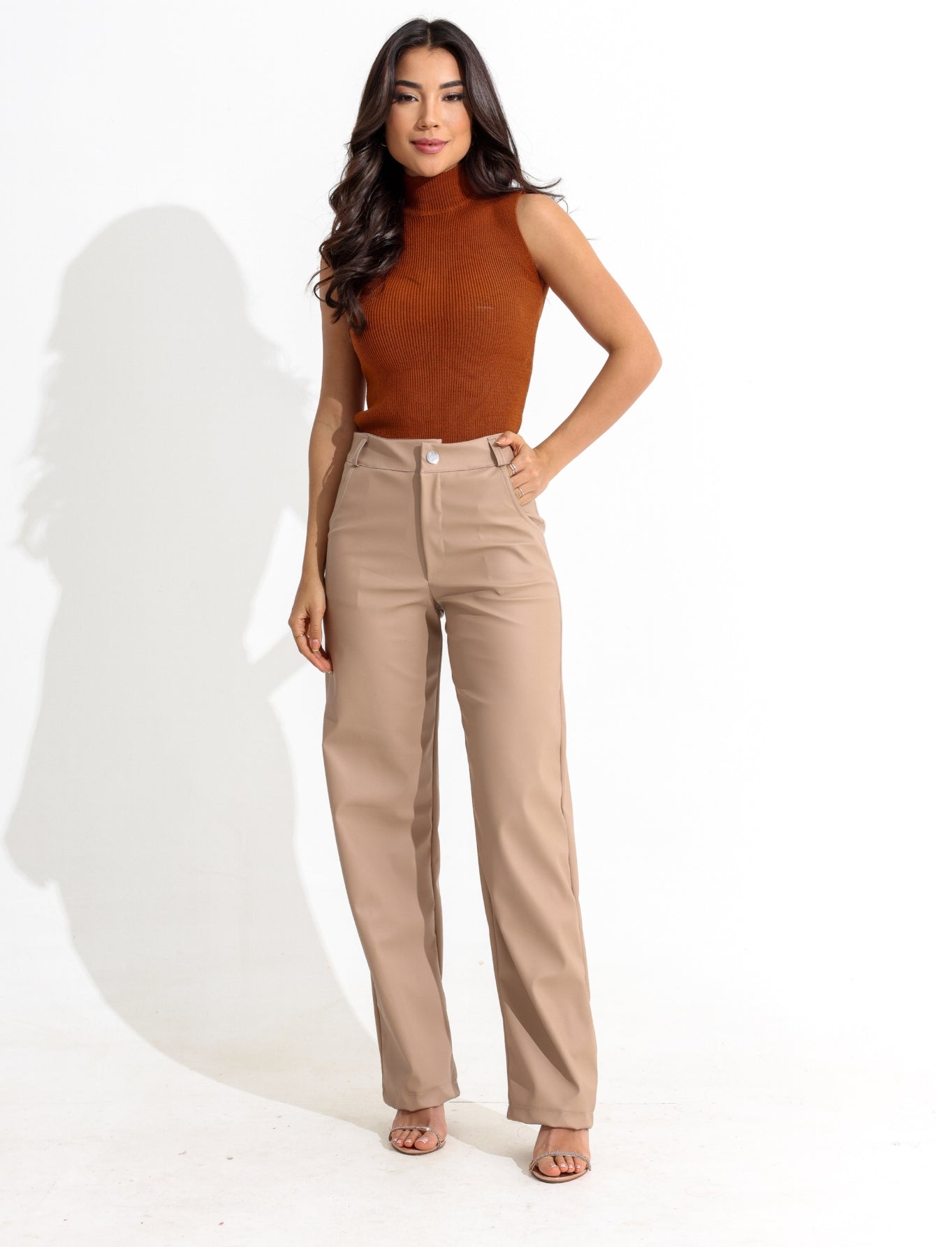 Calça Reta Feminina em Couro Sintético Jaque