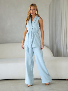 Conjunto em Alfaiataria Colete em V com Faixa e Calça Modelagem Reta Monique