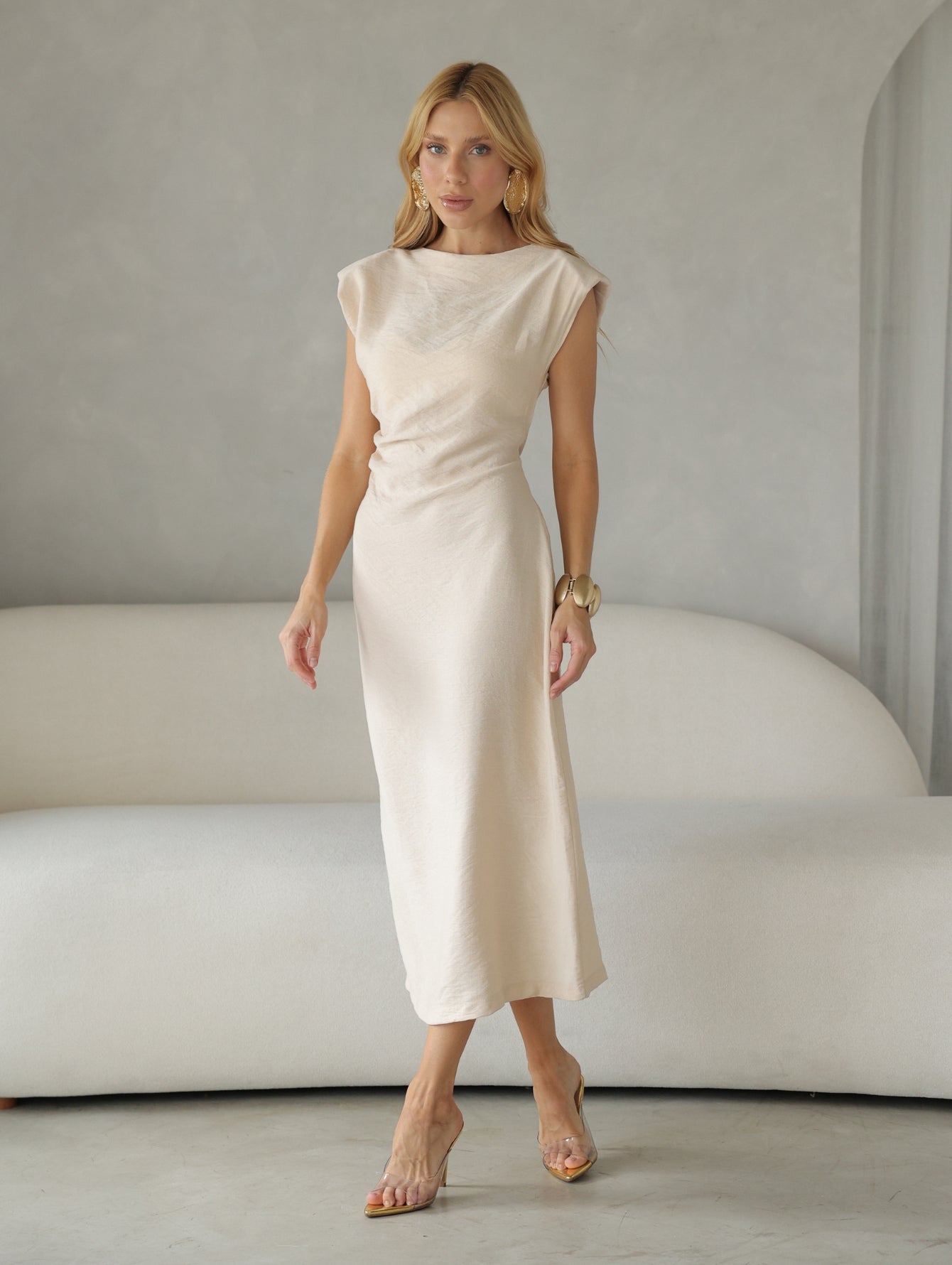 Vestido com Ombreiras e Drapeado na Cintura Ofelia