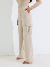 Calça Cargo Alfaiataria Clássica Cintura Média com Bolsos Renata