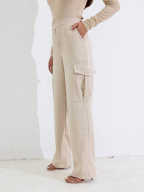 Calça Cargo Alfaiataria Clássica Cintura Média com Bolsos Renata