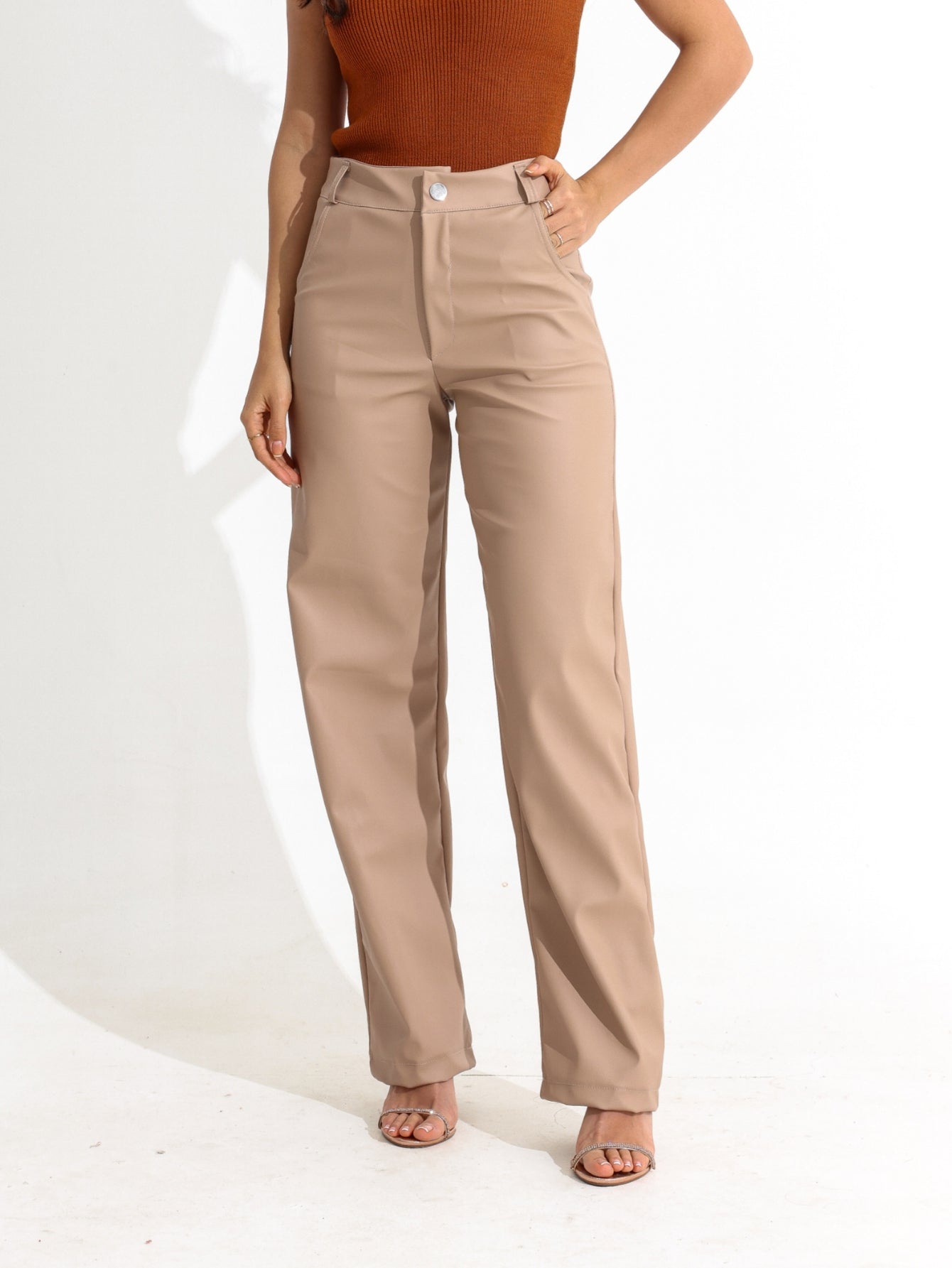 Calça Reta Feminina em Couro Sintético Jaque