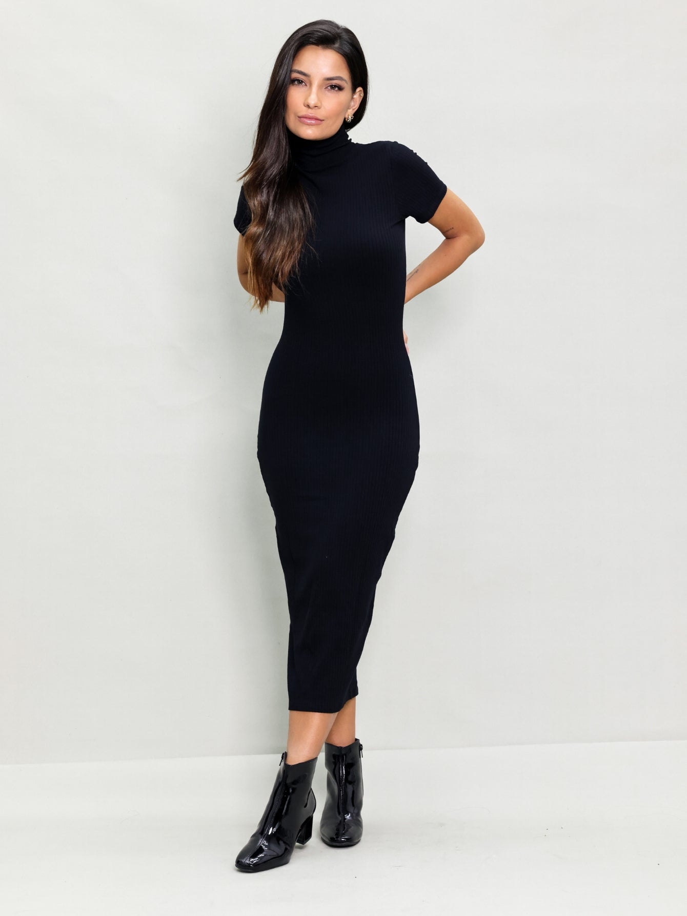 Vestido Midi Gola Alta Canelado com Fenda Lateral Cacharrel Mariah