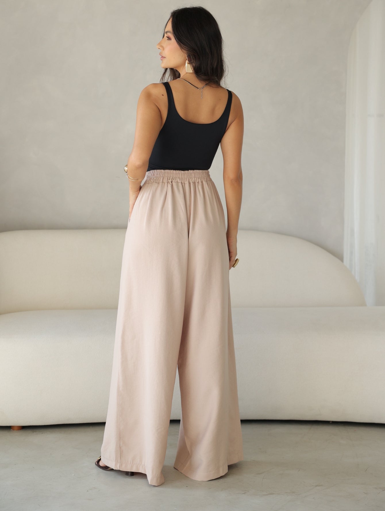 Calça Pantalona Alfaiataria Cintura Alta com Elástico e Bolso Lateral Carmela