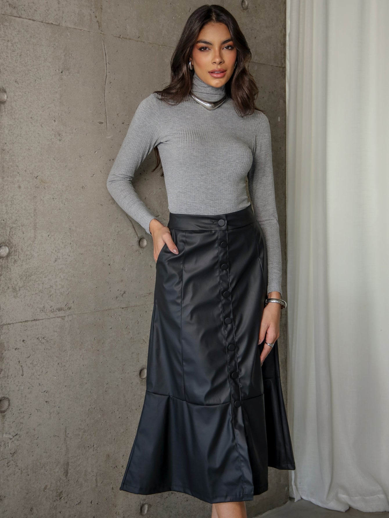 Saia Evasê de Couro Sintético Amara