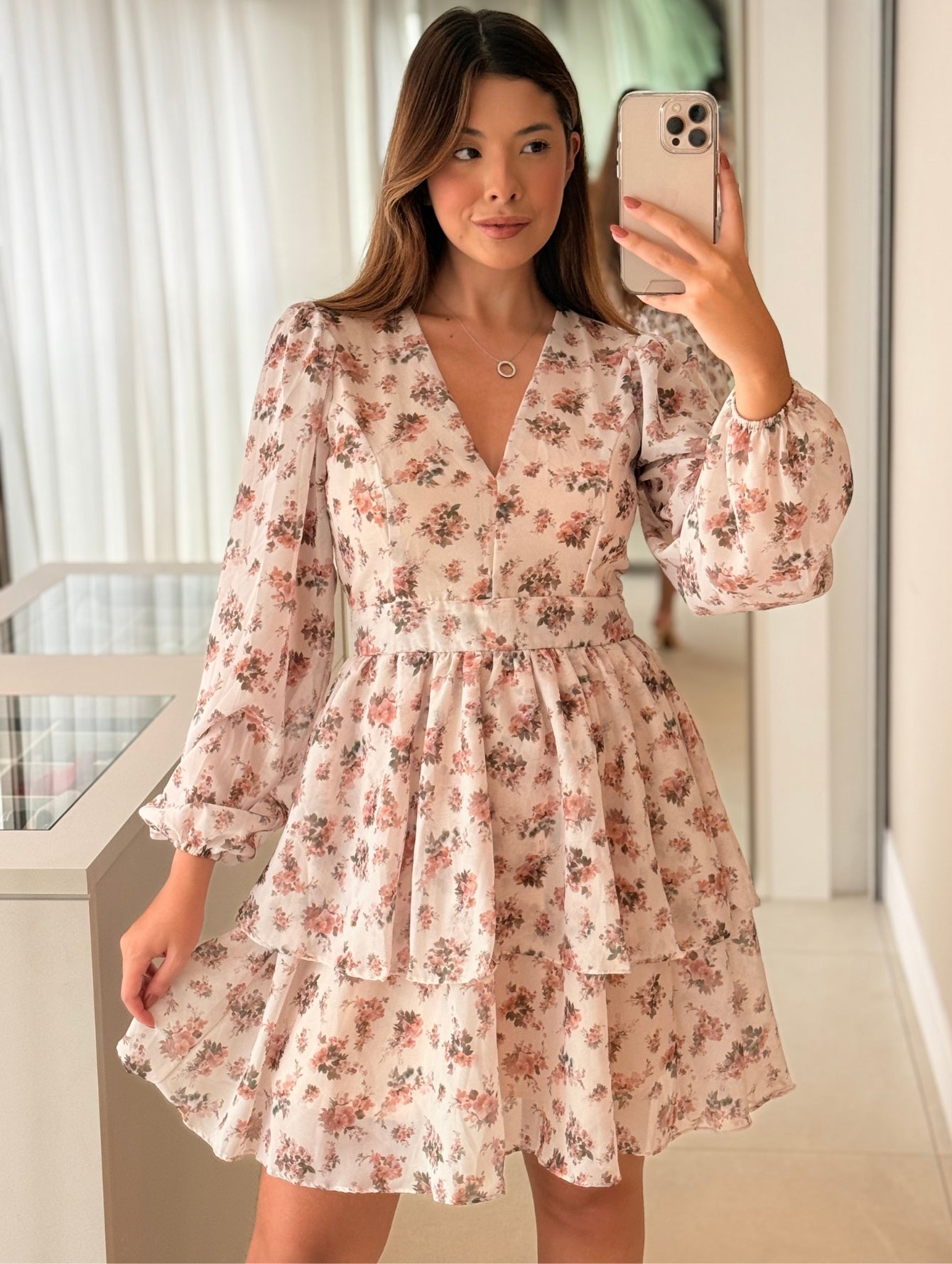 Vestido Floral com Decote V e Saia Duas Marias Cleo
