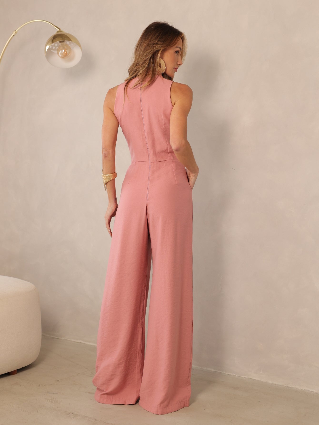 Macacão Feminino Alfaiataria Débora com Bolsos Laterais e Zíper nas Costas