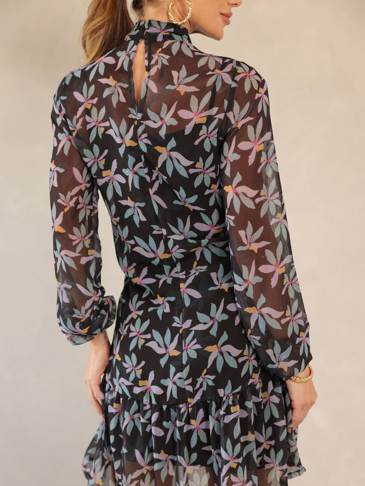 Vestido Curto Crepe Estampado Manga Longa, Gola Alta, Forrado - Daiane