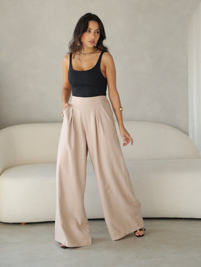 Calça Pantalona Alfaiataria Cintura Alta com Elástico e Bolso Lateral Carmela