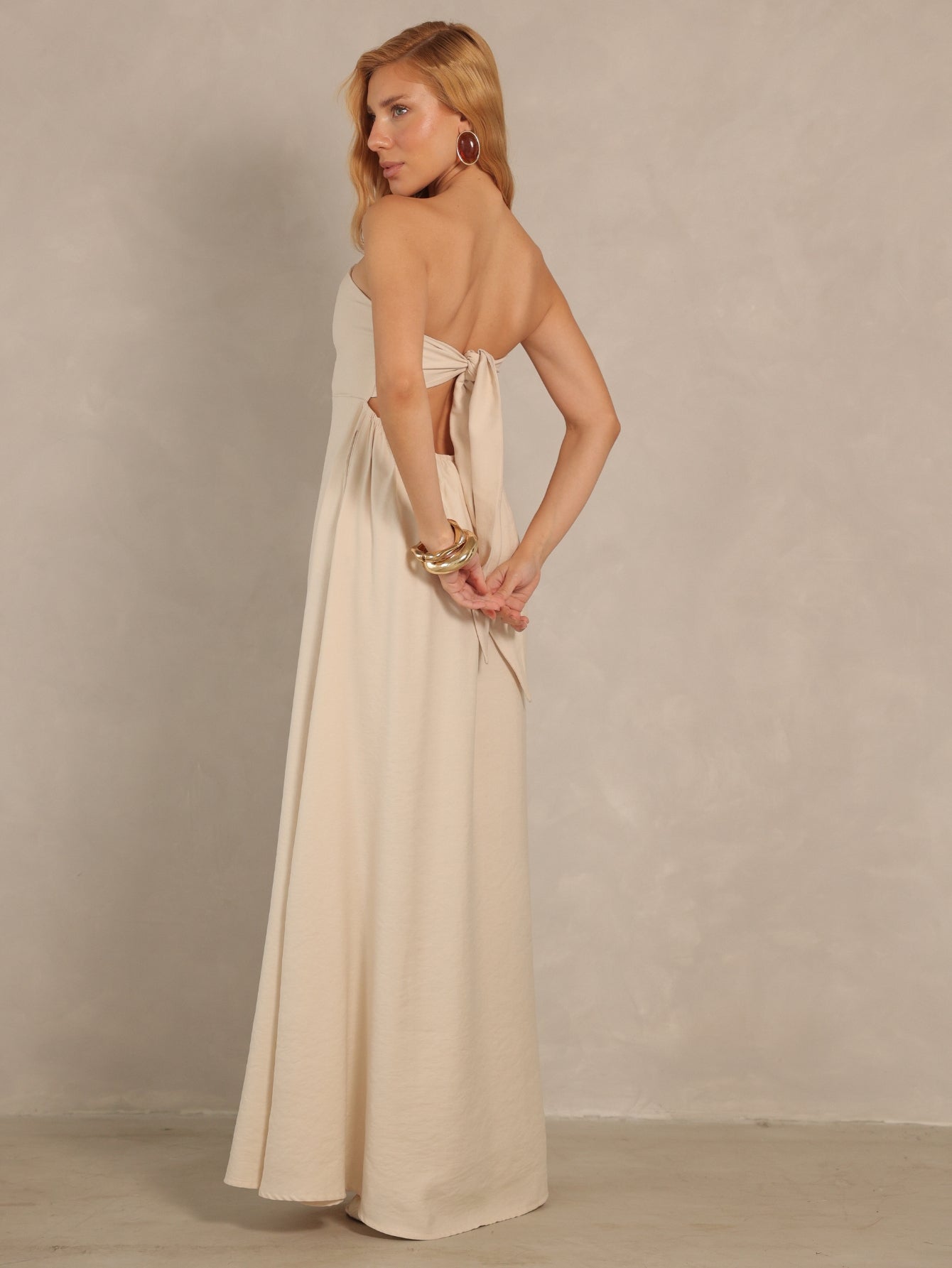 Vestido Longo Mayara em Alfaiataria Sensoriale – Tomara que Caia com Laço nas Costas