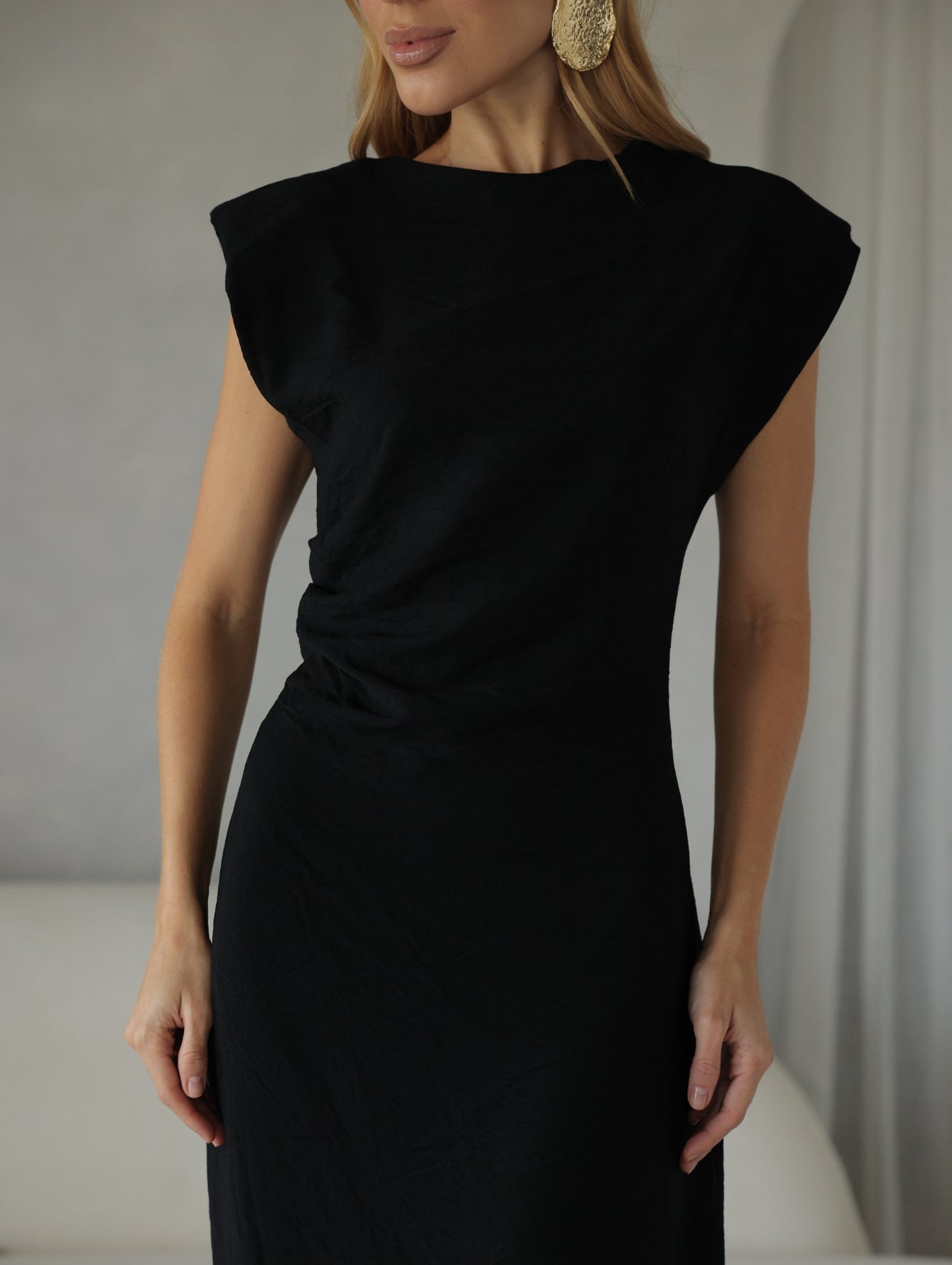 Vestido com Ombreiras e Drapeado na Cintura Ofelia