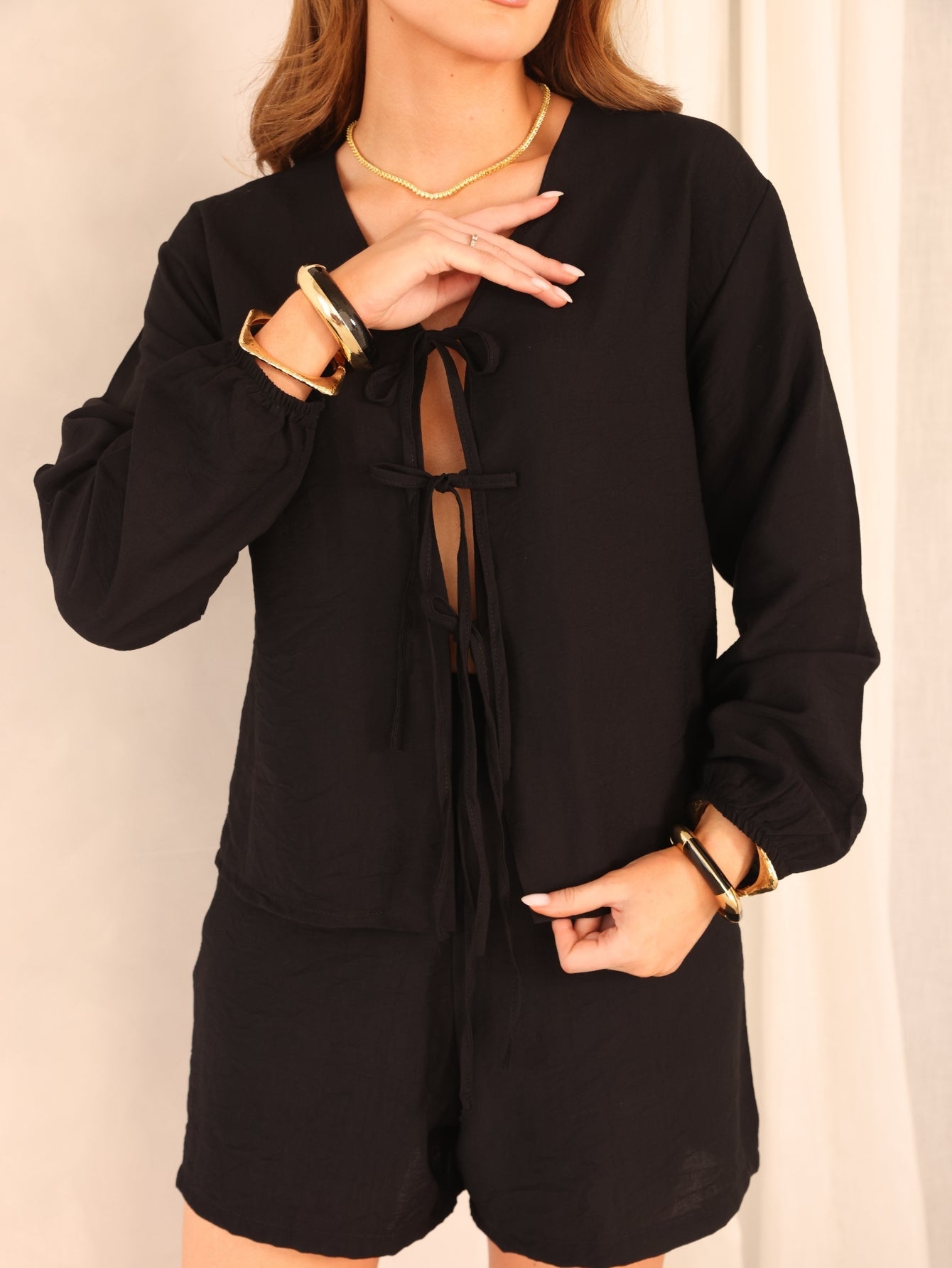 Conjunto Laura viscose texturarizada com shorts básico bolsos laterais e blusa com manga longa laços busto leves