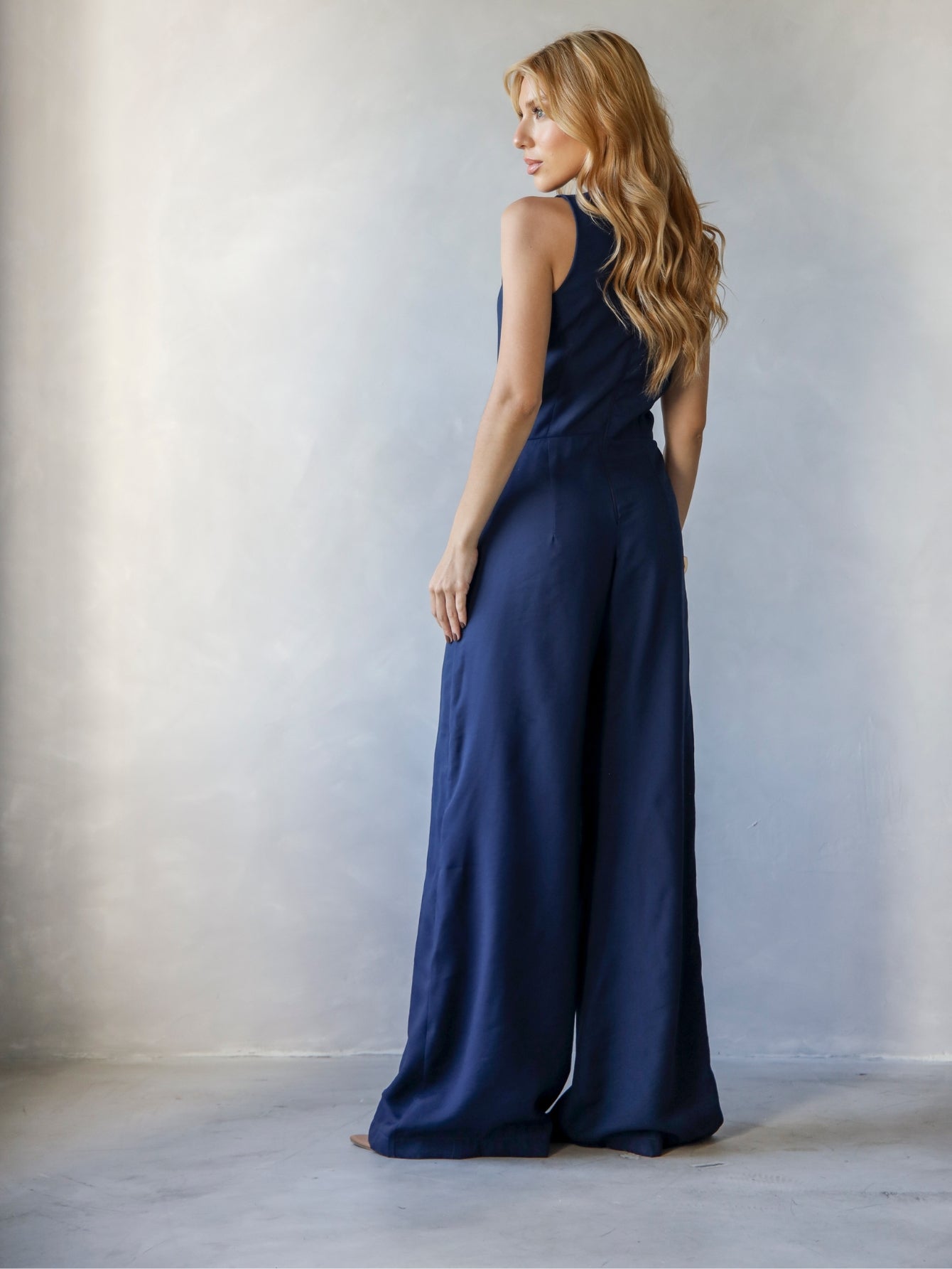 Macacão Feminino Alfaiataria Débora com Bolsos Laterais e Zíper nas Costas