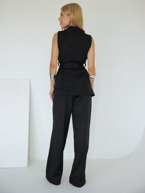 Conjunto em Alfaiataria Colete em V com Faixa e Calça Modelagem Reta Monique