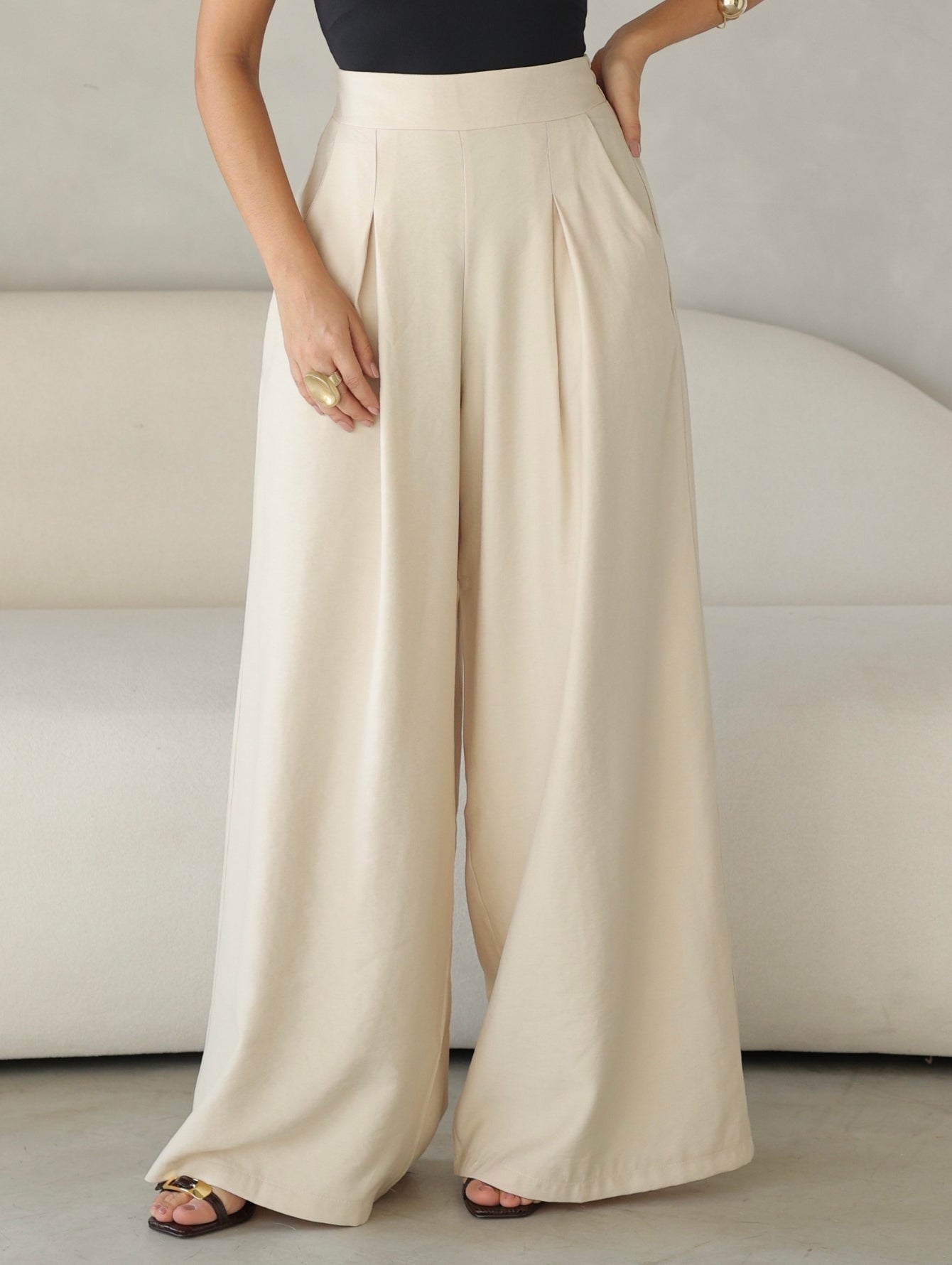 Calça Pantalona Alfaiataria Cintura Alta com Elástico e Bolso Lateral Carmela