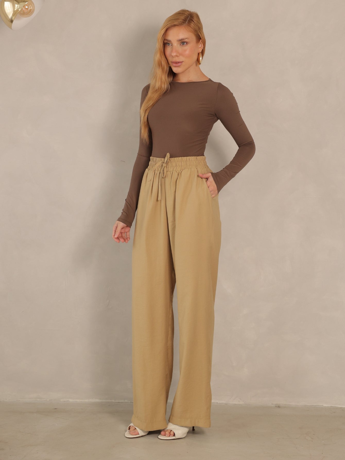 Calça Reta Alfaiataria Dominique com Elástico – Mariana