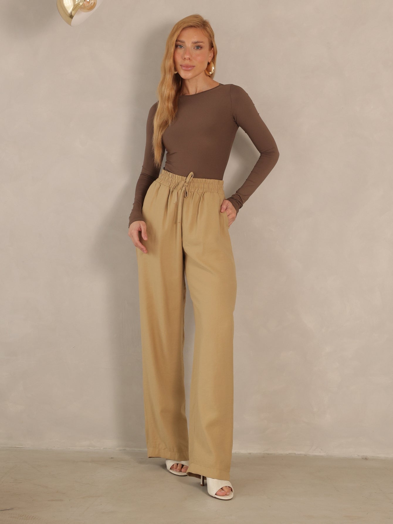 Calça Reta Alfaiataria Dominique com Elástico – Mariana