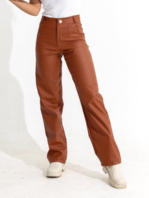 Calça Reta Feminina em Couro Sintético Jaque