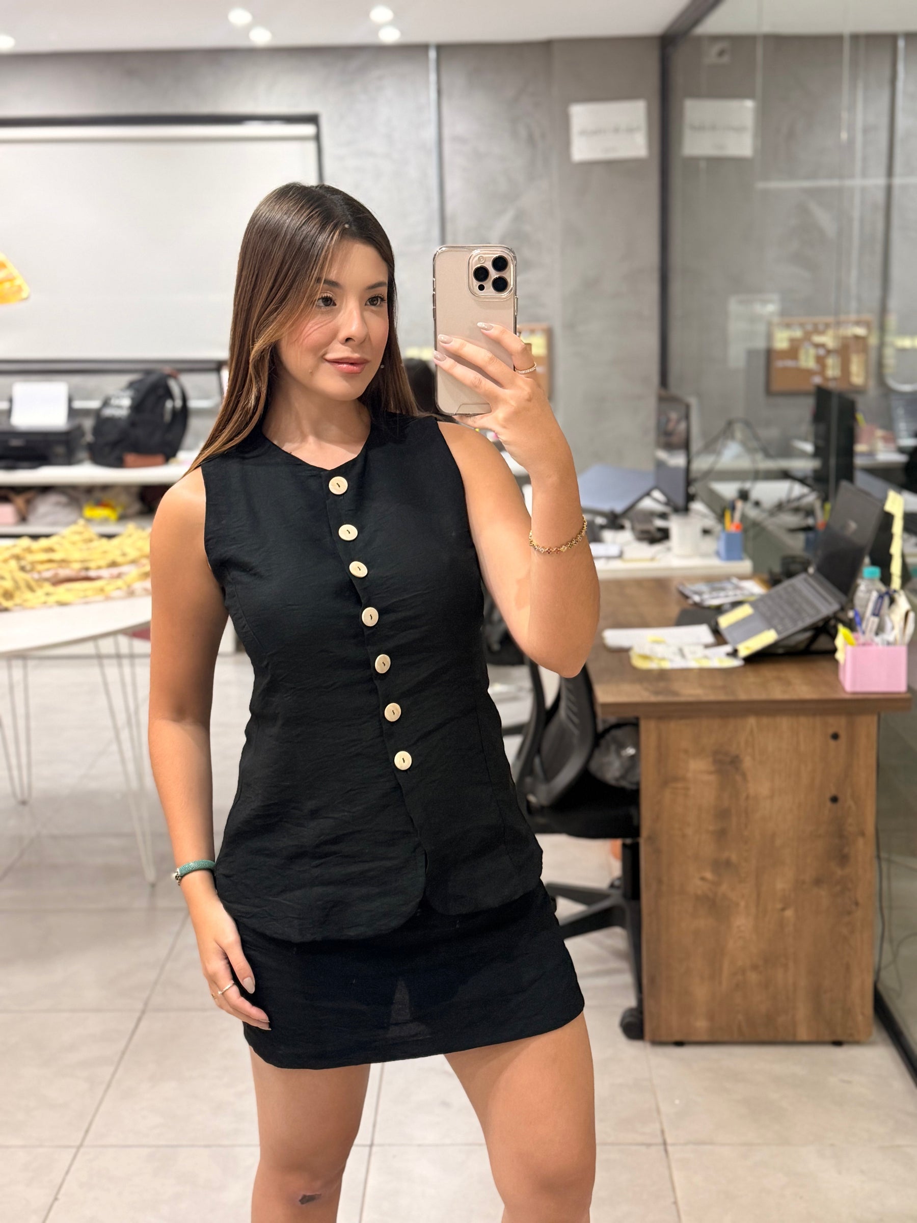 Conjunto Ester em Viscose texturizada shorts saia clássico com regata com botões naturais