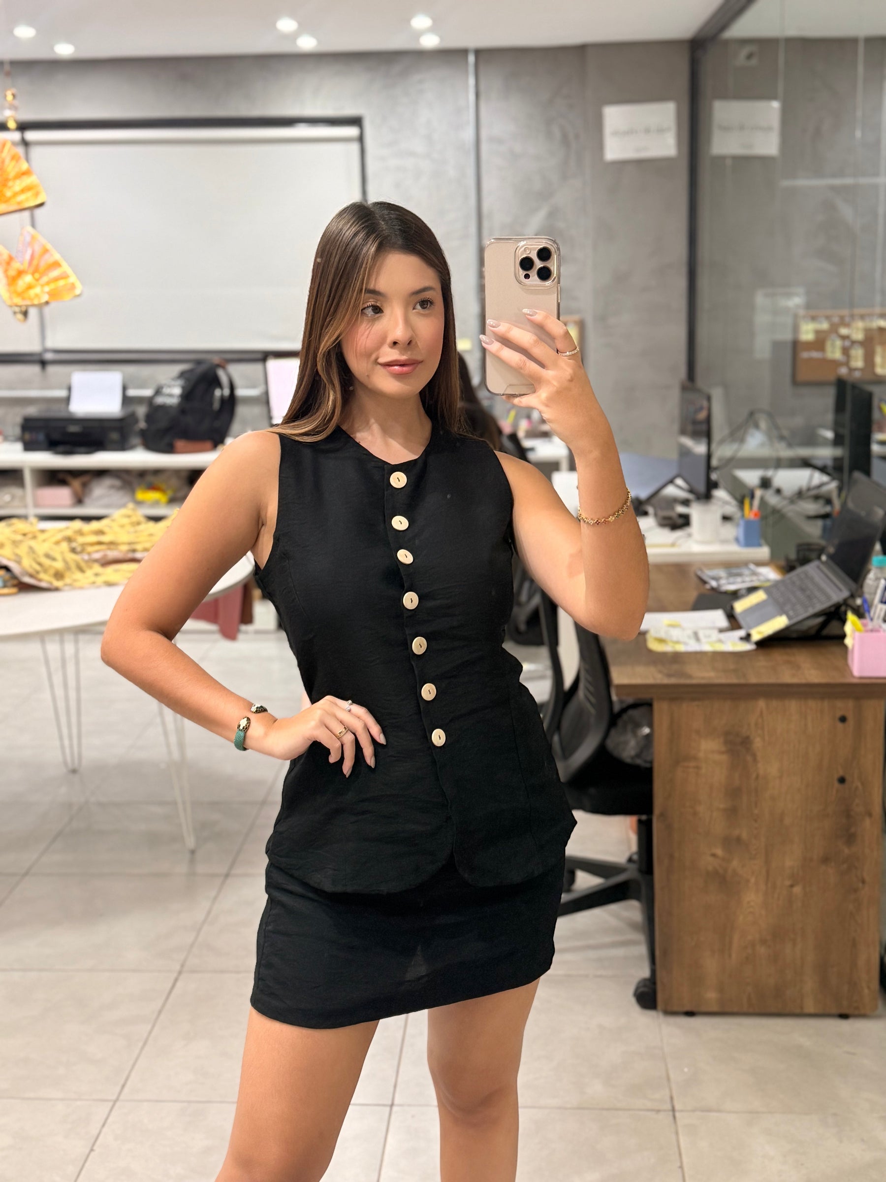 Conjunto Ester em Viscose texturizada shorts saia clássico com regata com botões naturais