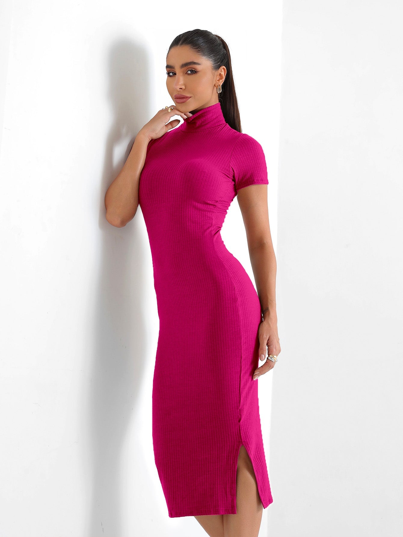 Vestido Midi Gola Alta Canelado com Fenda Lateral Cacharrel Mariah