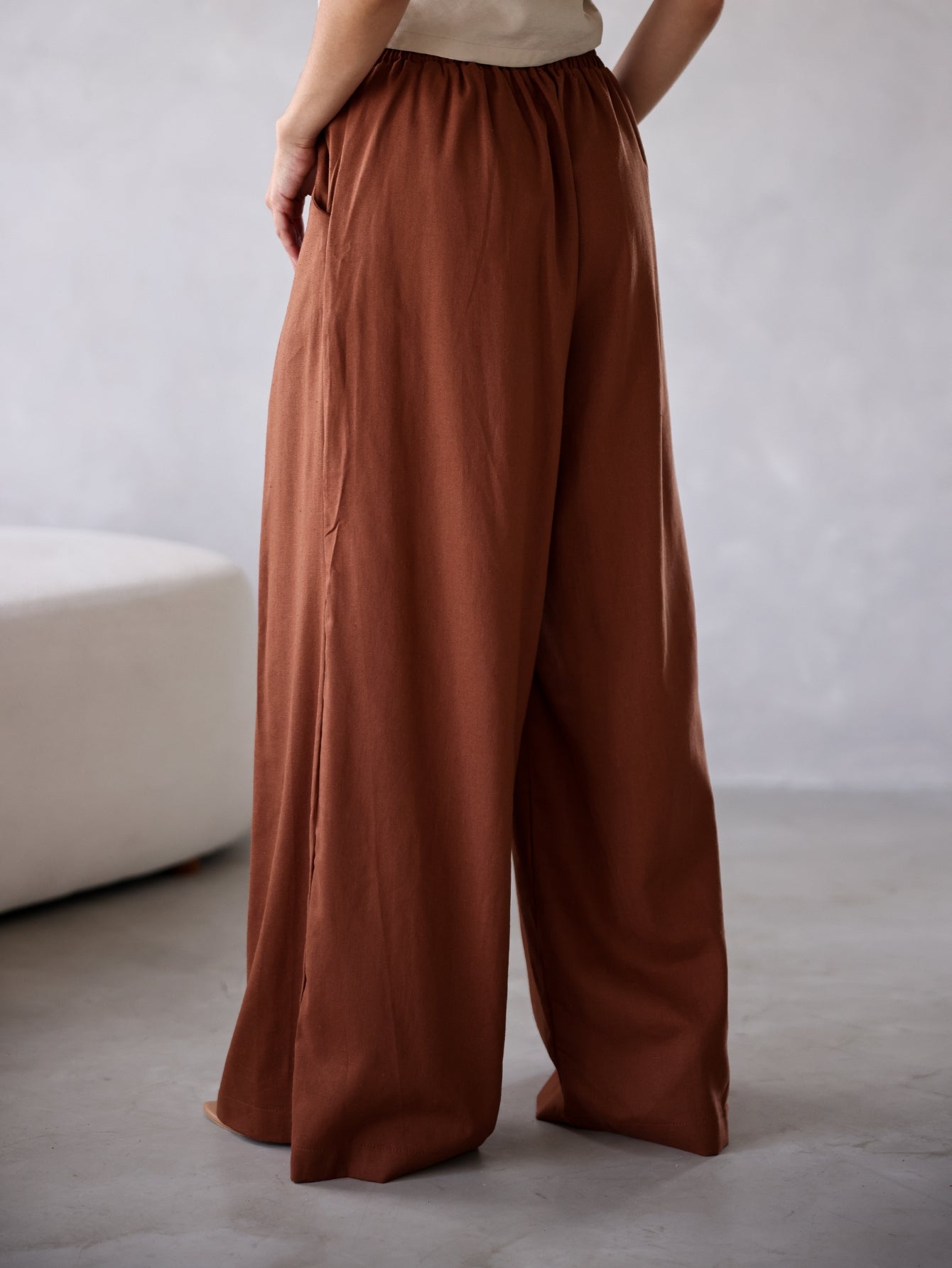 Calça Pantalona de Linho Cintura Alta com Elástico e Bolso Lateral Carmela